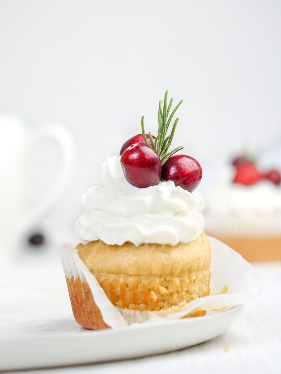 Rezeptbild: Cranberry Cupcakes – das perfekte Weihnachtsdessert