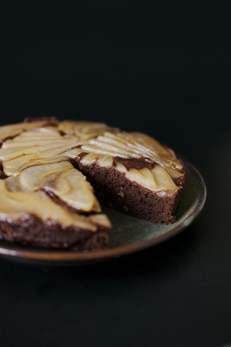 Rezeptbild: Veganer Upside-Down Schokoladenkuchen mit karamellisierten Birnen