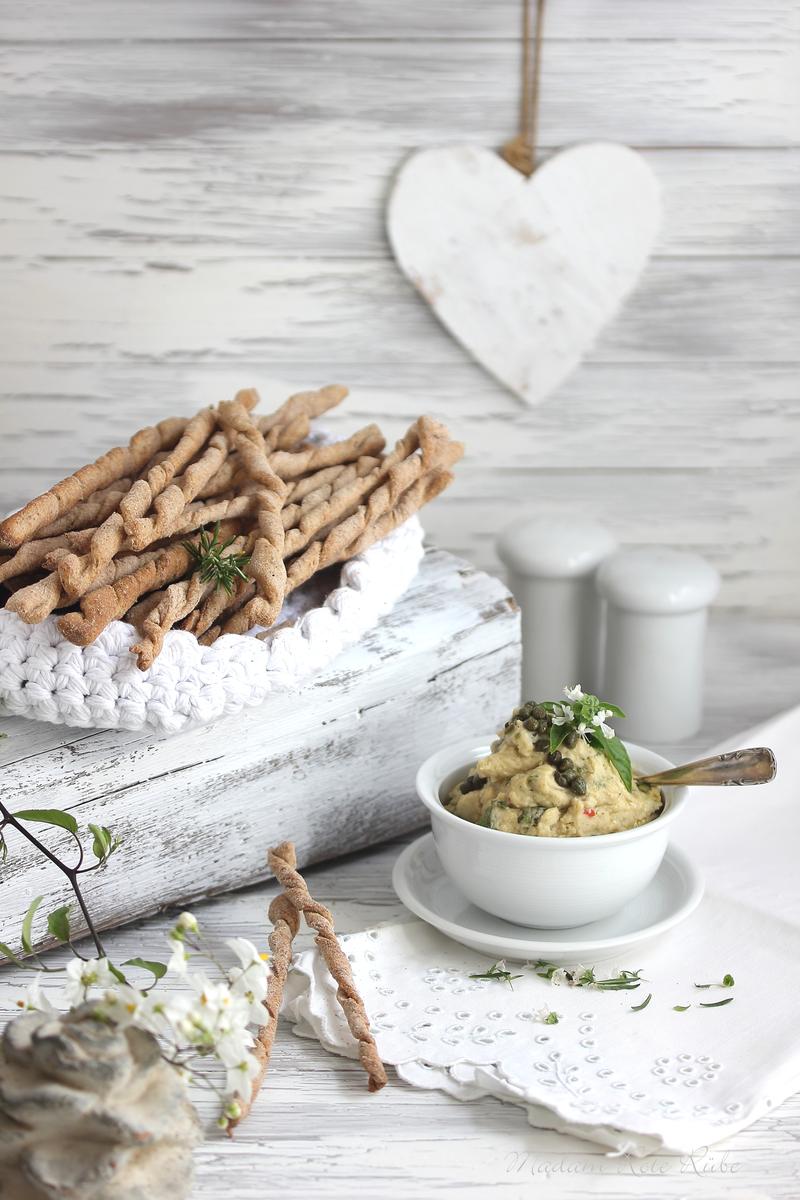 Rezeptbild: Handgerollte Kräuter-Dinkel-Grissini mit Bohnen-Basilikum-Dip