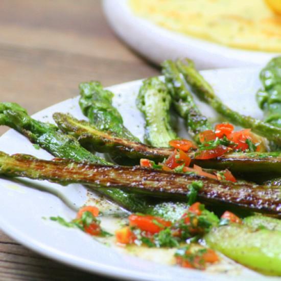 Rezeptbild: Gebratener Spargel mit Kräutervinaigrette und Kräuterflädle