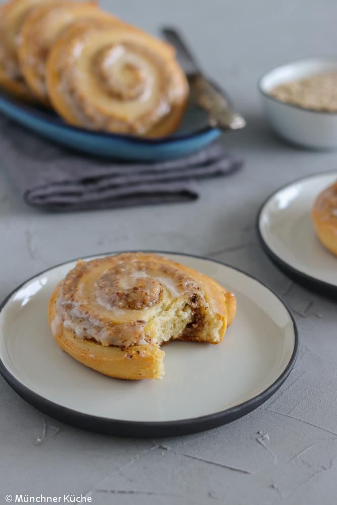Rezeptbild: Nussschnecken mit Puderzuckerguss
