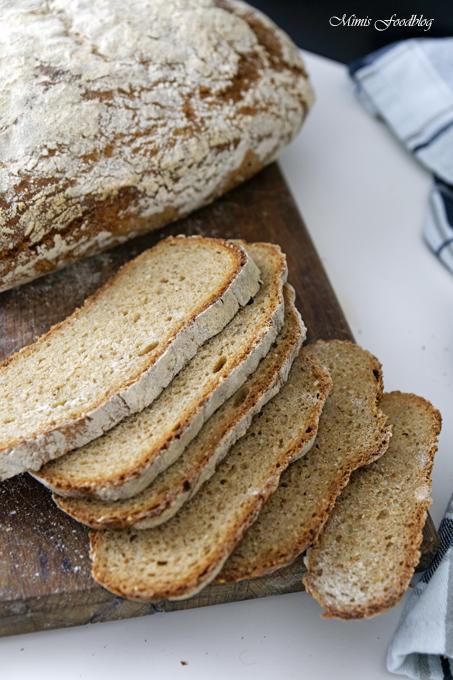Rezeptbild: Dinkel-Sauerteigbrot mit dunklem Bier und Sesam