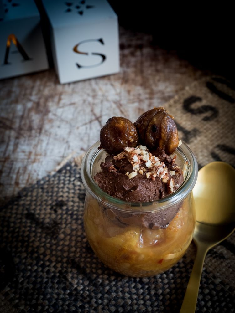 Rezeptbild: Schokoladenmousse mit gebrannten Mandeln und karamellisierten Maronen auf Birnen Chutney