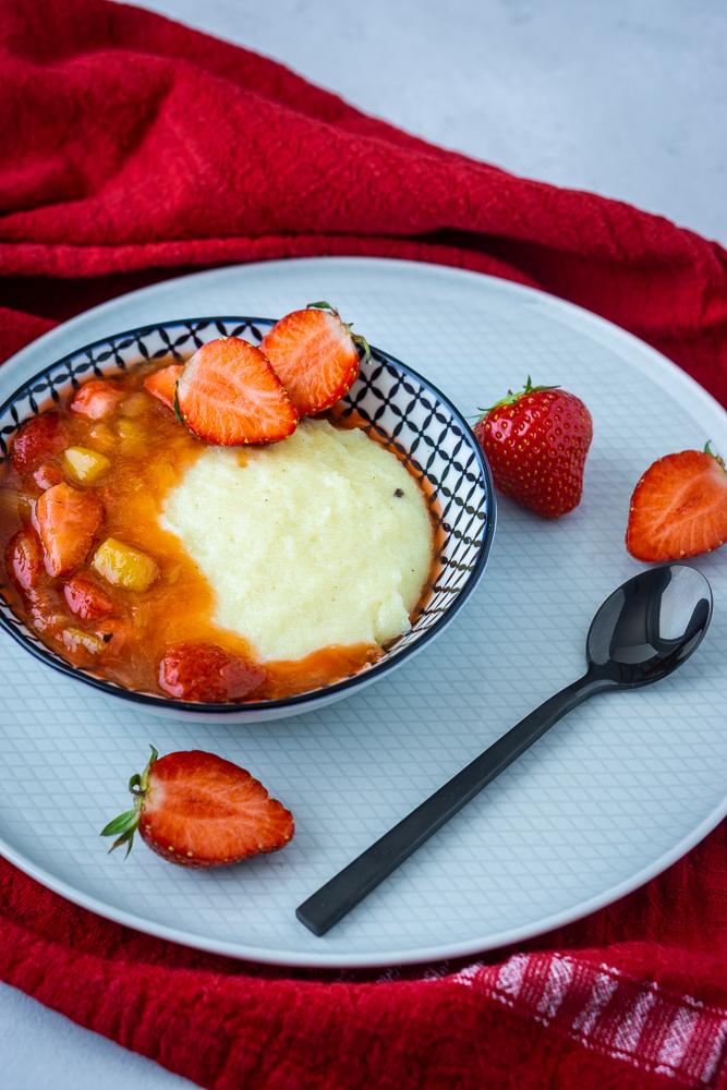 Rezeptbild: Grießbrei mit Erdbeer-Rhabarber-Kompott