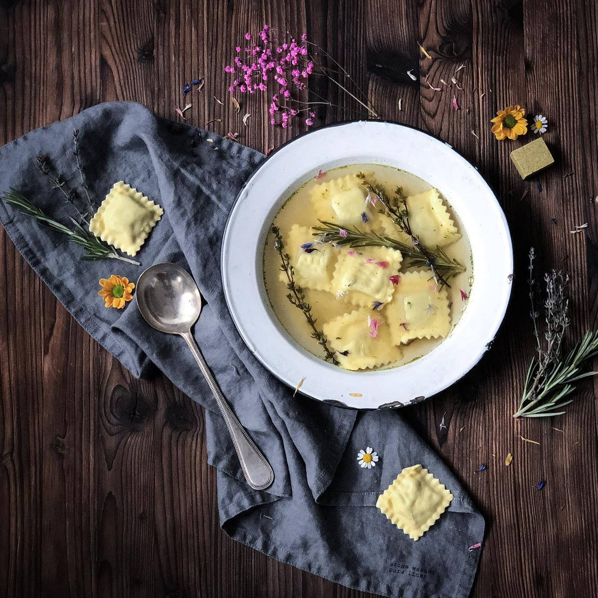 Rezeptbild: RAVIOLI IN BRODO