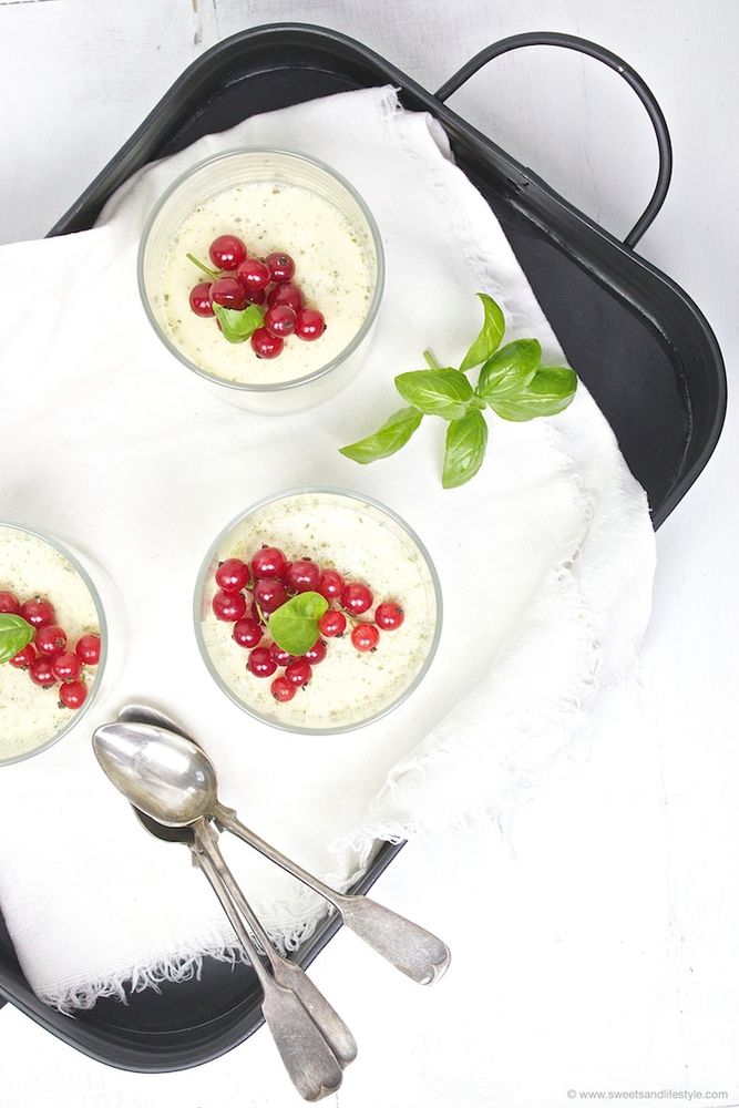 Rezeptbild: Panna Cotta mit Basilikum und Ribisel