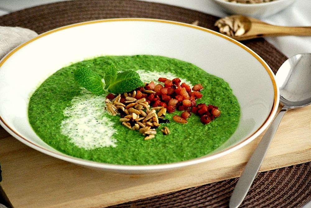 Rezeptbild: Spinat-Erbsen-Minzsüppchen mit Speckwürfeln und Sonnenblumenkernen