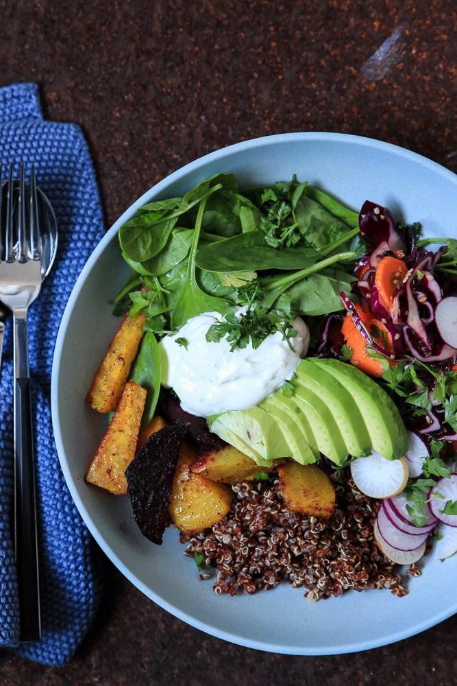 Rezeptbild: Buddha Bowl mit Rote Bete, Quinoa und Avocado