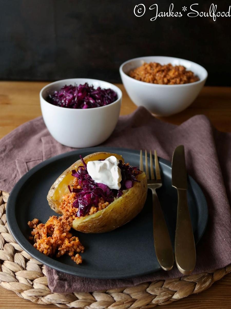 Rezeptbild: Kumpir mit Kisir und Rotkraut