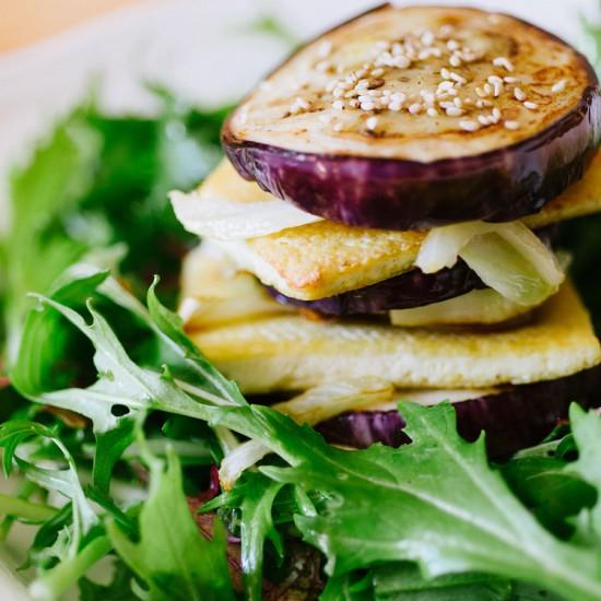 Rezeptbild: Tofu-Auberginenburger auf Mizuna