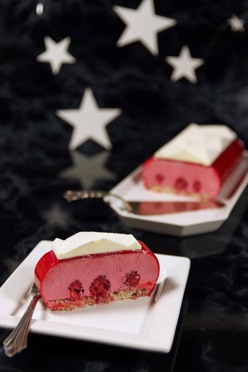 Rezeptbild: Himbeer-Panna cotta Torte "Iceberg"