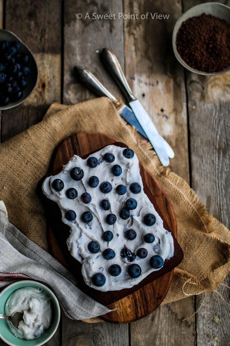 Rezeptbild: SCHOKOLADENBLECHKUCHEN MIT HEIDELBEERCREME