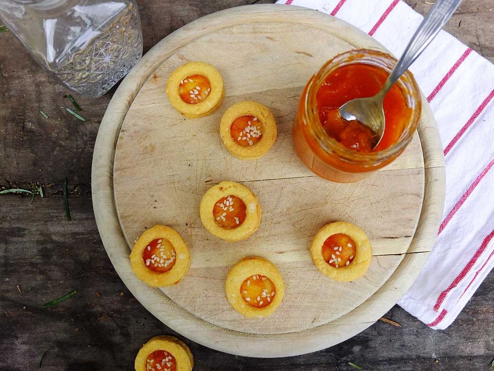 Rezeptbild: pikante Kekse mit Käse und Marillenmarmelade