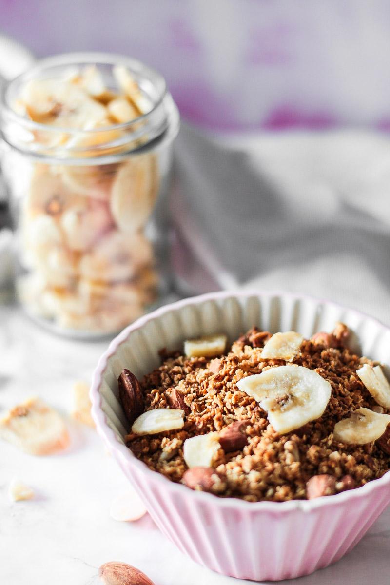 Rezeptbild: Knuspriges Hirse Granola mit Mandeln