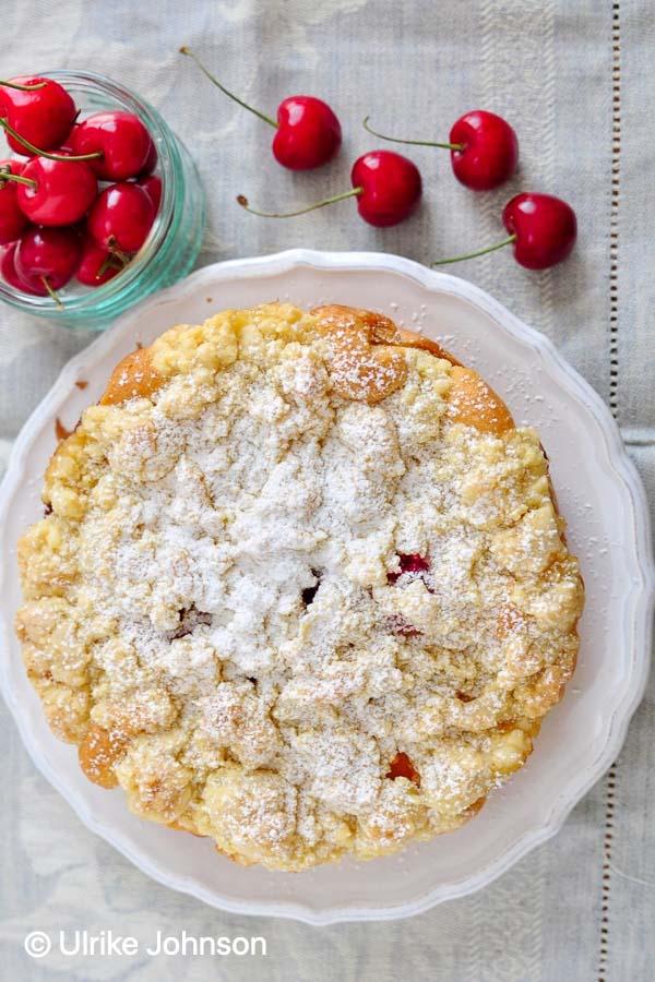 Rezeptbild: Aprikosen Streuselkuchen mit Kirschen