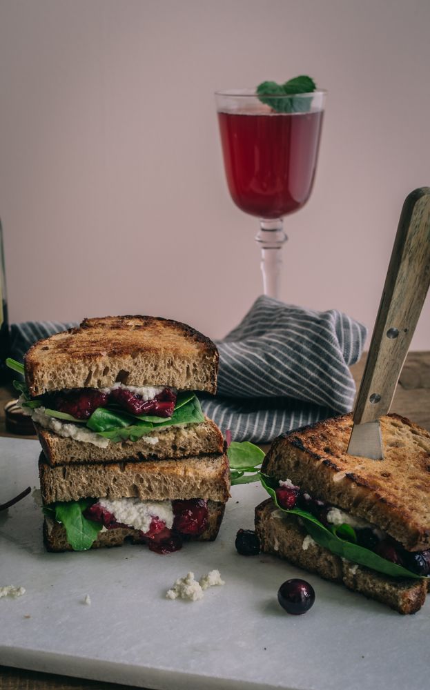 Rezeptbild: Veganes Ricotta und Balsamico Beeren Sandwich