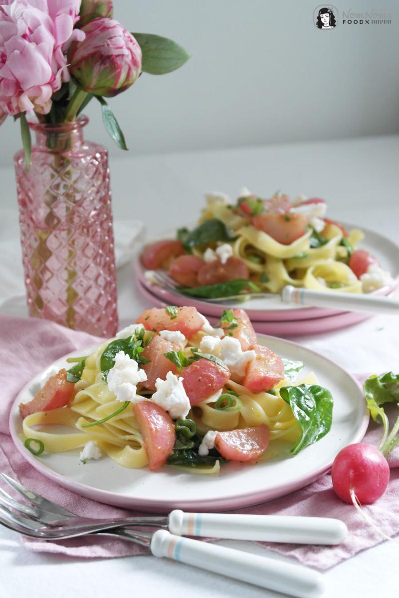 Rezeptbild: Frühlingspasta: Tagliatelle mit Babyspinat, gebratenen Radieschen und Ziegenkäse