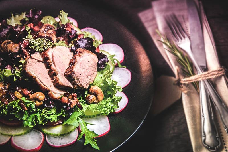 Rezeptbild: Salatvariation mit rosa gebratener Entenbrust und Preiselbeerdressing