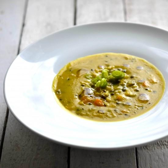 Rezeptbild: Kunterbunte Linsensuppe mit Orangen Koriander Öl