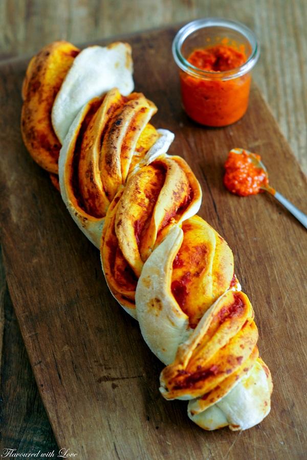 Rezeptbild: Geflochtenes Ajvarbrot