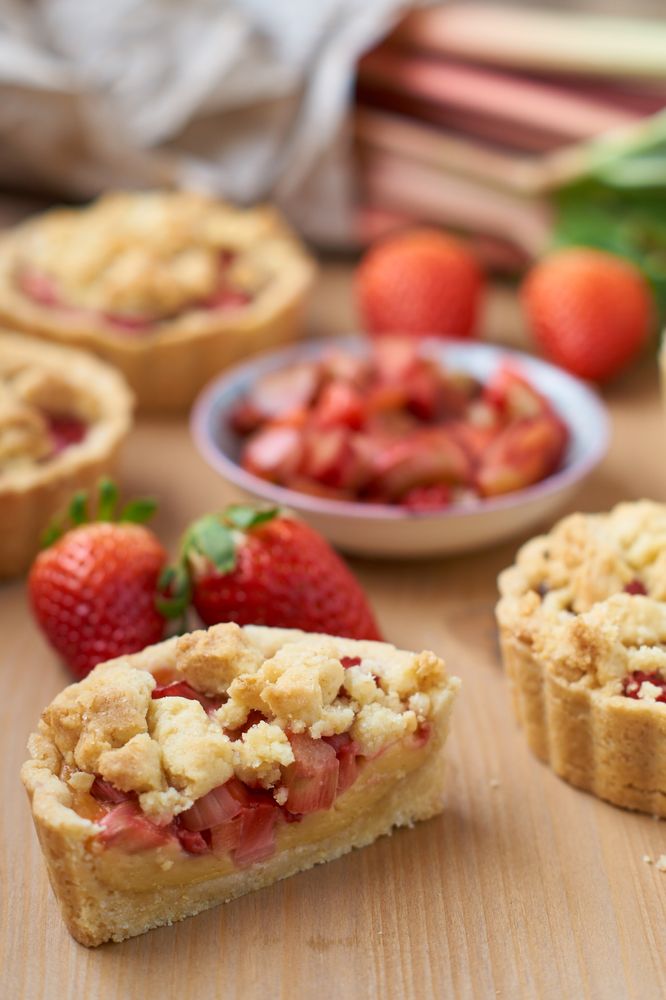 Rezeptbild: Rhabarber Erdbeer Streusel Tartelettes
