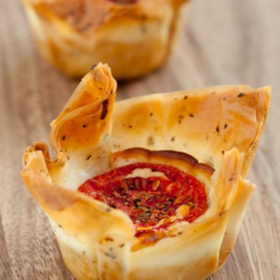 Rezeptbild: Käsekörbchen mit Oregano-Tomaten