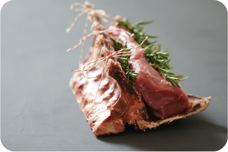 Rezeptbild: Kalbsrücken dry aged mit Blumenkohlpüree, Rosmarinjus und frittiertem Jamaika-Thymian