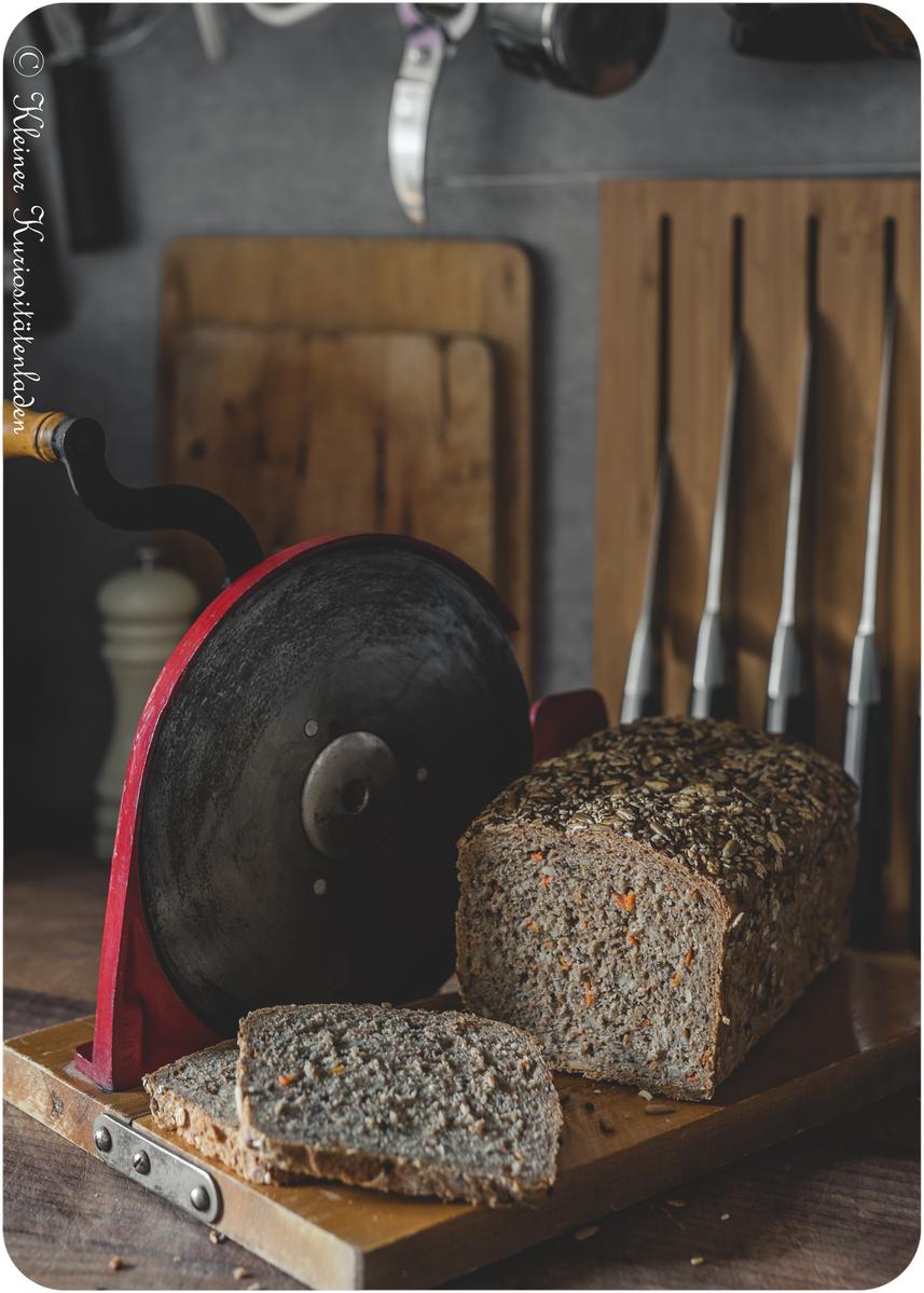 Rezeptbild: Vollkornbrot mit Saaten und Karotte
