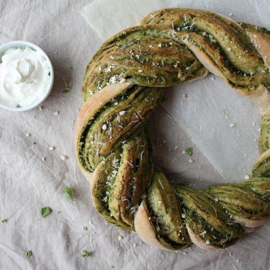 Rezeptbild: Pesto-Brotkranz mit Frischkäse-Joghurt