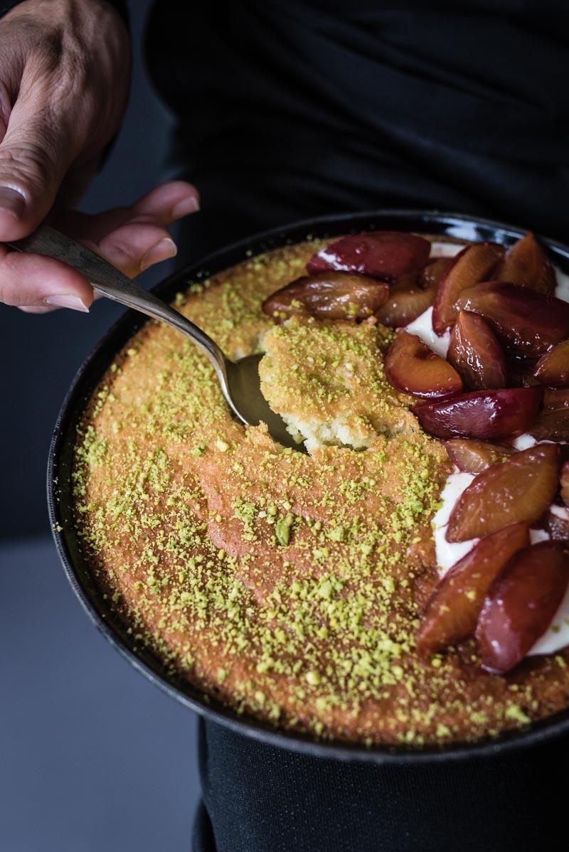 Rezeptbild: Pistazien Nussbutter Clafoutis, geschmorte Portwein Ingwer Zwetschgen, Vanille Creme Fraiche