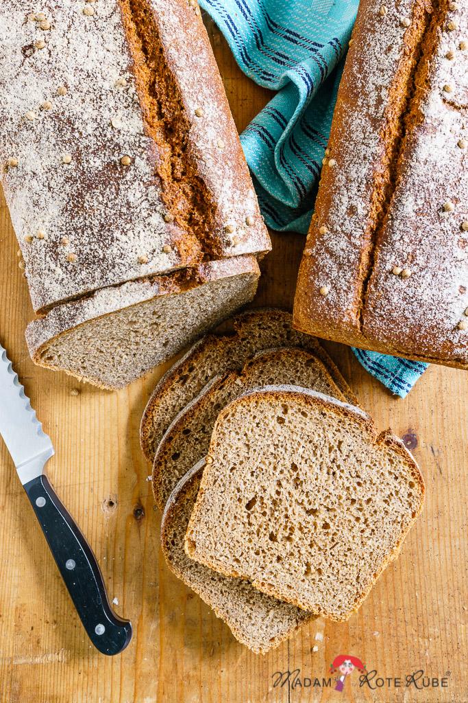 Rezeptbild: Dreikorn-Vollkornbrot mit Koriander – schnell und schmackhaft