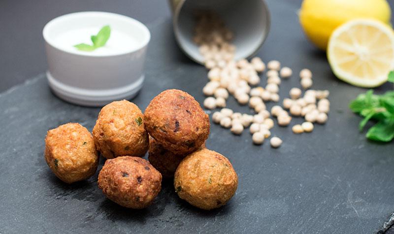 Rezeptbild: Leckere Falafel mit Joghurt-Minz-Dip