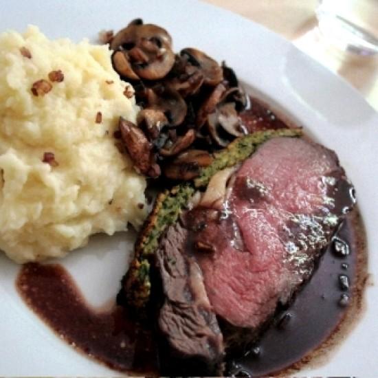 Rezeptbild: Roastbeef mit Kräuterkruste und Molesauce