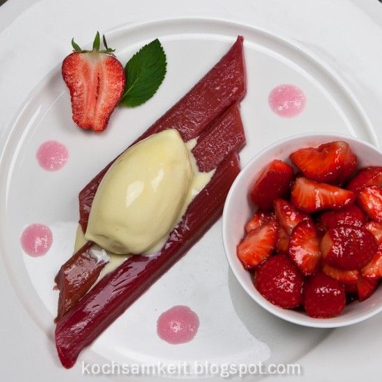 Rezeptbild: Pandaneis, Erdbeeren und Rhabarber