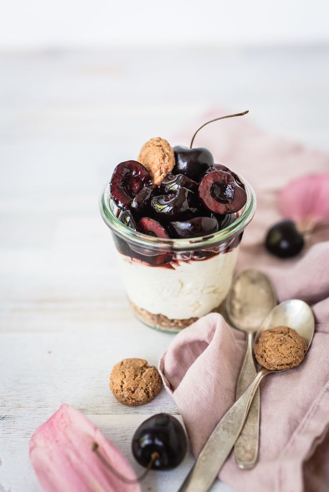Rezeptbild: sommerliches schichtdessert im glas: amaretti, ricotta-vanille-crème, balsamico-portwein kirschen