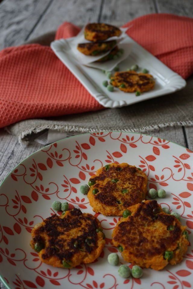 Rezeptbild: Süßkartoffelbratlinge mit Erbsen