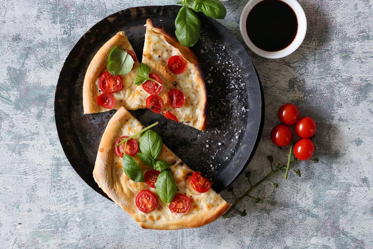 Rezeptbild: Pinsa mit Mozzarella, Tomate und Basilikum