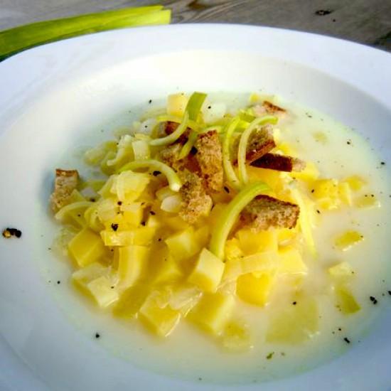 Rezeptbild: Kartoffelsuppe mit Lauch und Brotcroutons