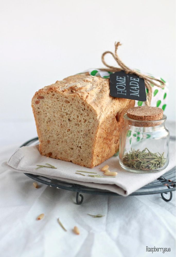 Rezeptbild: Rosmarin-Olivenöl-Brot mit Pinienkernen