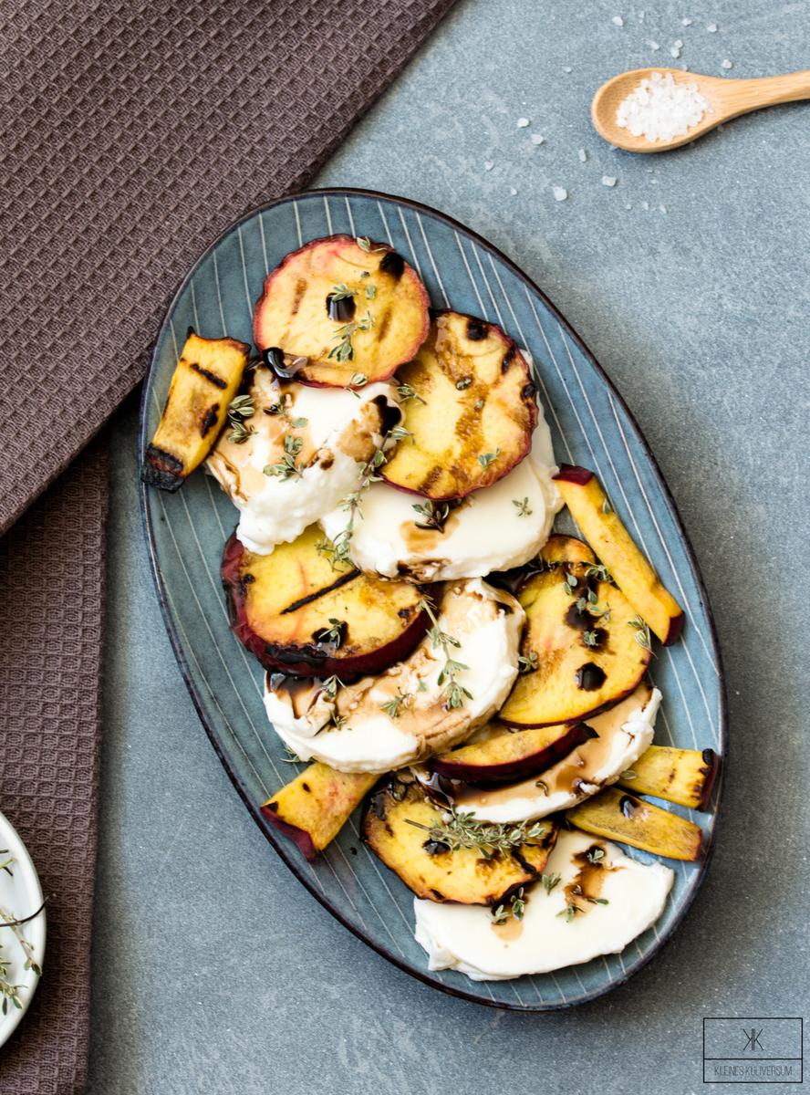 Rezeptbild: Gegrillte Pfirsiche mit Mozzarella und Honig-Thymian Dressing