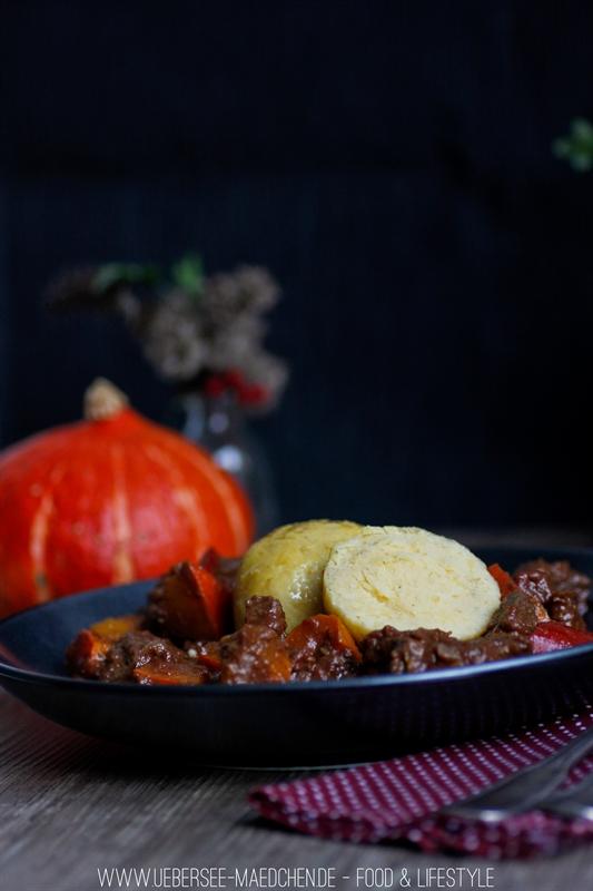 Rezeptbild: Kürbis-Gulasch mit Kartoffelknödeln