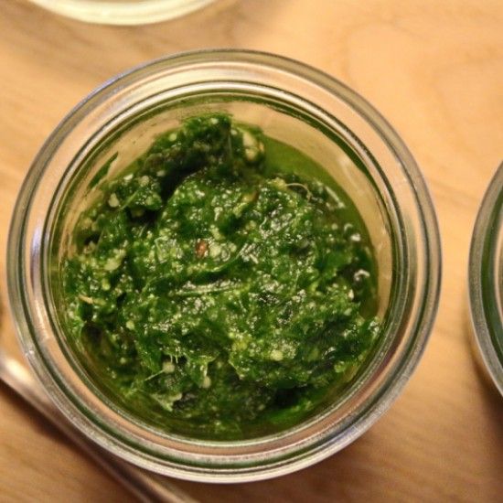 Rezeptbild: Pesto aus Kohlrabiblättern