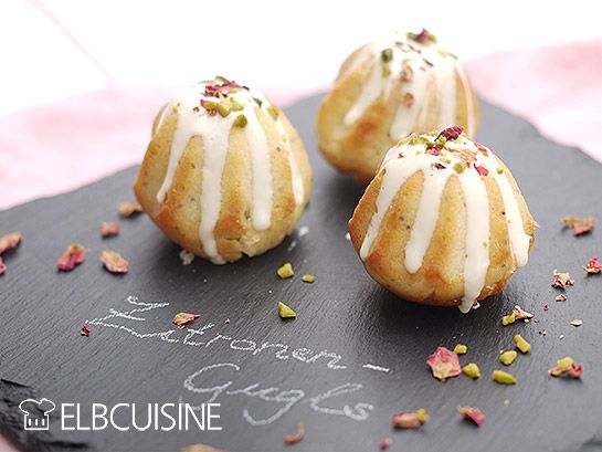 Rezeptbild: Zitronen-Mohn-Gugls mit weißer Schokolade, Pistazien und Rosenblüten