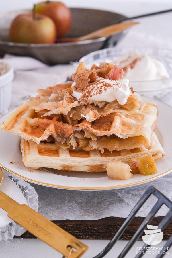 Rezeptbild: Blätterteig Waffeln mit Bratapfelfüllung