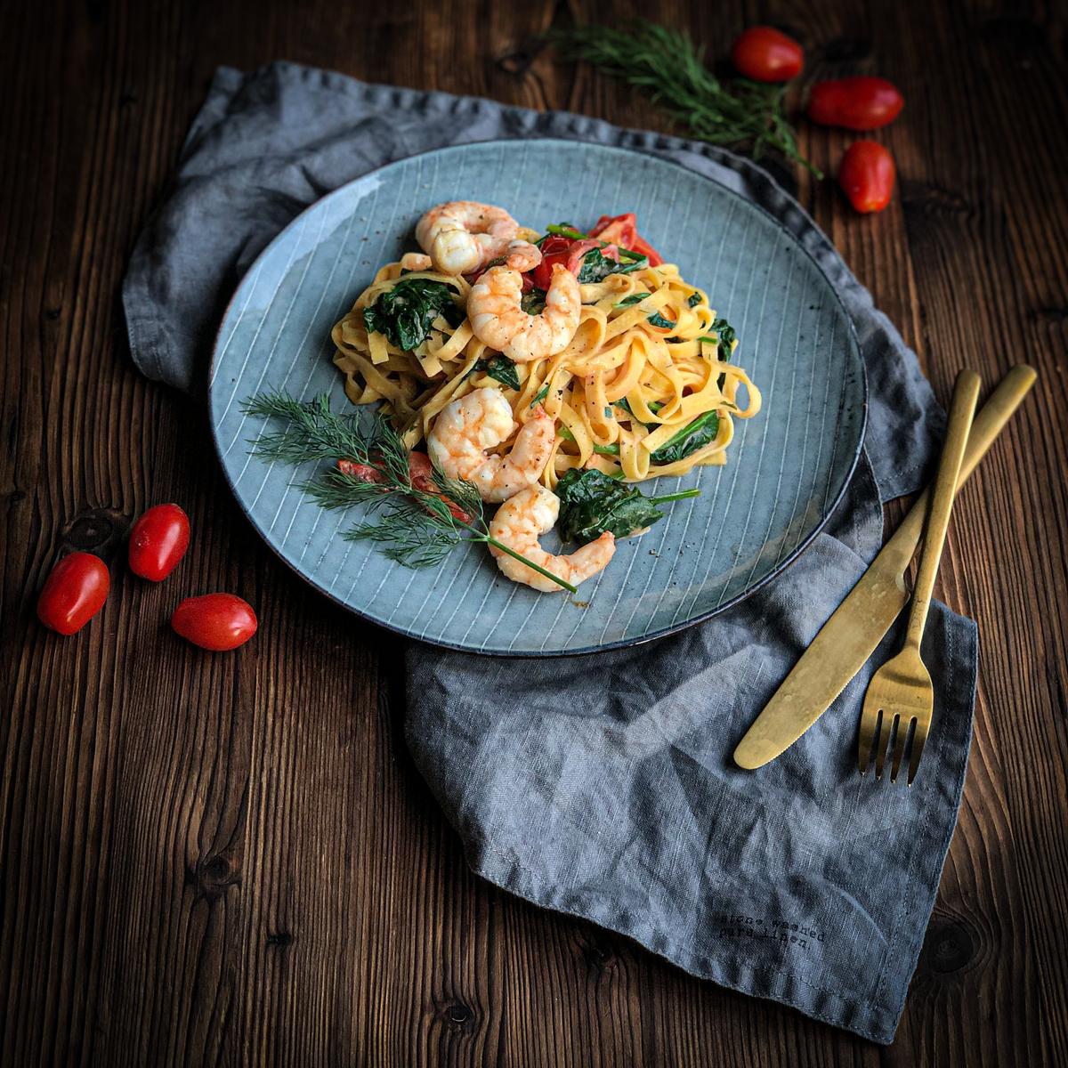 Rezeptbild: PASTA MIT GARNELEN AN TOMATENSAHNESAUCE
