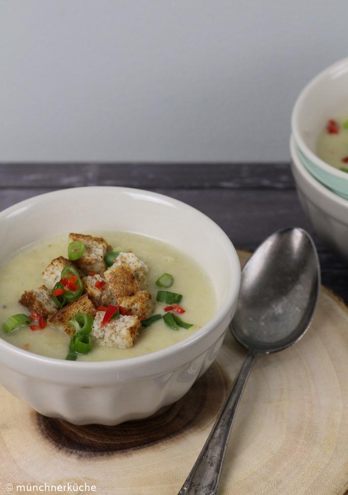 Rezeptbild: Wirsingsuppe mit Parmesan und Chili