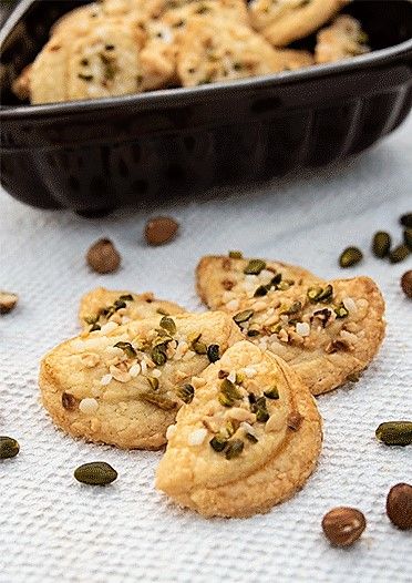 Rezeptbild: Uppåkrakakor – Schwedische Butterplätzchen mit Pistazien und Haselnüssen