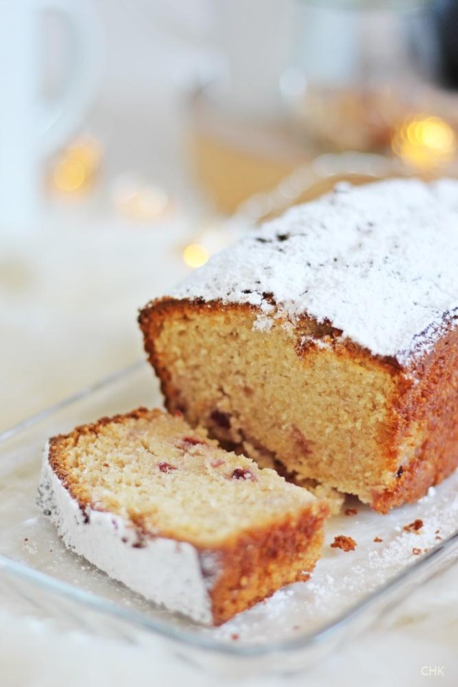 Rezeptbild: Sekt-Marzipan-Kuchen mit Wildpreiselbeeren