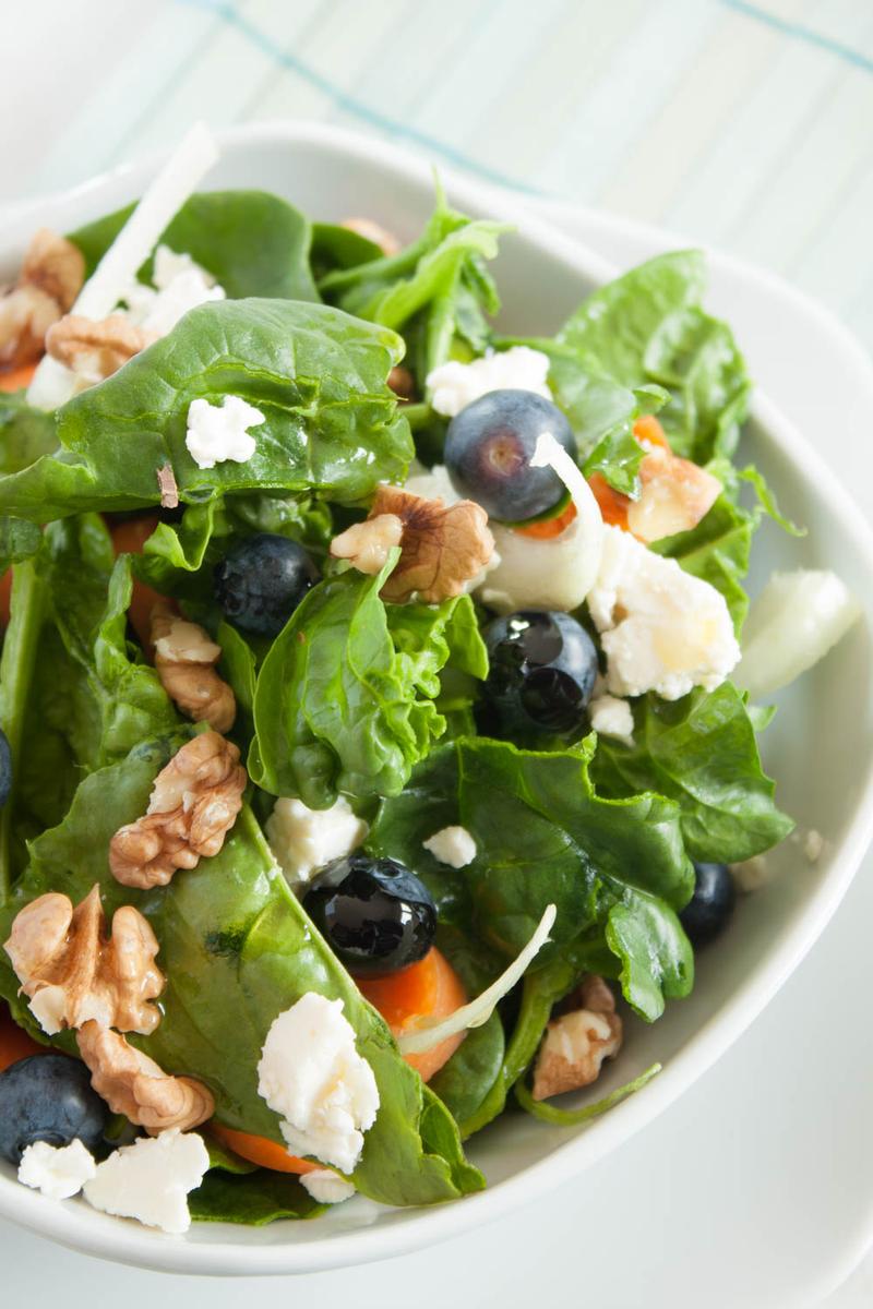 Rezeptbild: Spinatsalat mit Heidelbeeren und Walnüssen