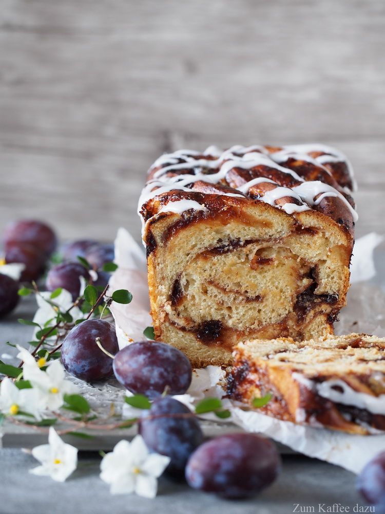 Rezeptbild: Pflaumen-Babka mit weißer Schokolade